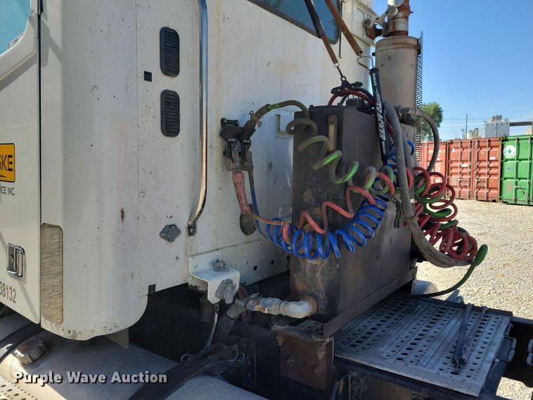 image for item LO9828 2005 Freightliner Columbia  semi truck