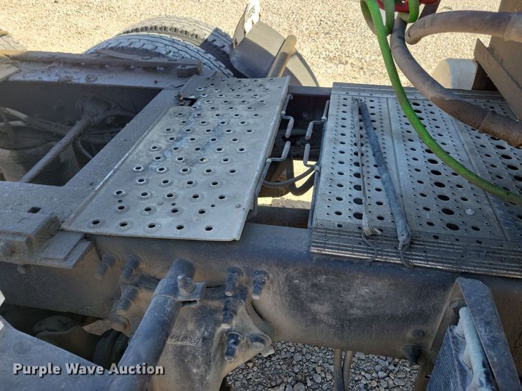 image for item LO9828 2005 Freightliner Columbia  semi truck