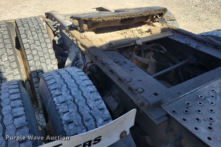 image for item LO9828 2005 Freightliner Columbia  semi truck