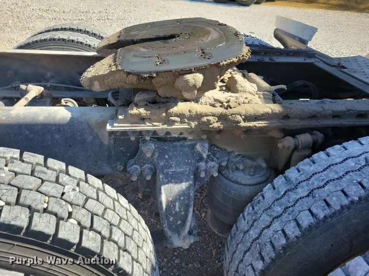 image for item LO9828 2005 Freightliner Columbia  semi truck