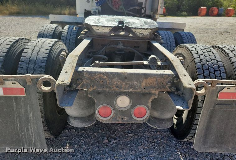 image for item LO9828 2005 Freightliner Columbia  semi truck