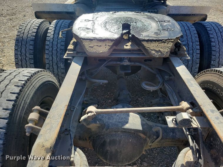 image for item LO9828 2005 Freightliner Columbia  semi truck