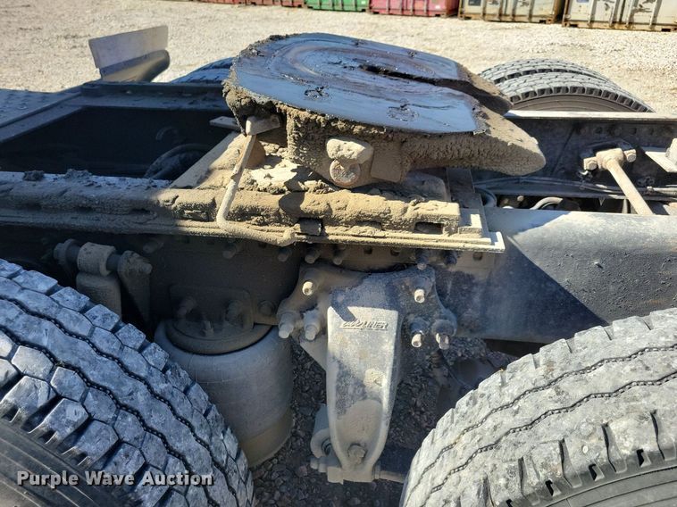 image for item LO9828 2005 Freightliner Columbia  semi truck