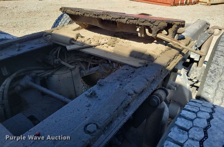 image for item LO9828 2005 Freightliner Columbia  semi truck