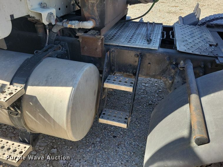 image for item LO9828 2005 Freightliner Columbia  semi truck