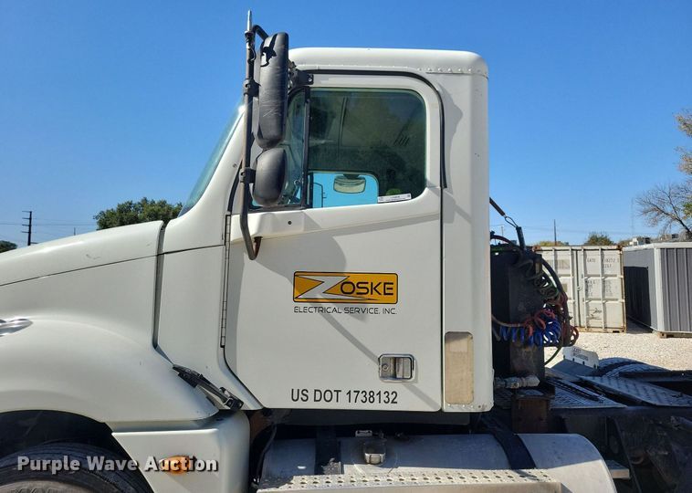 image for item LO9828 2005 Freightliner Columbia  semi truck