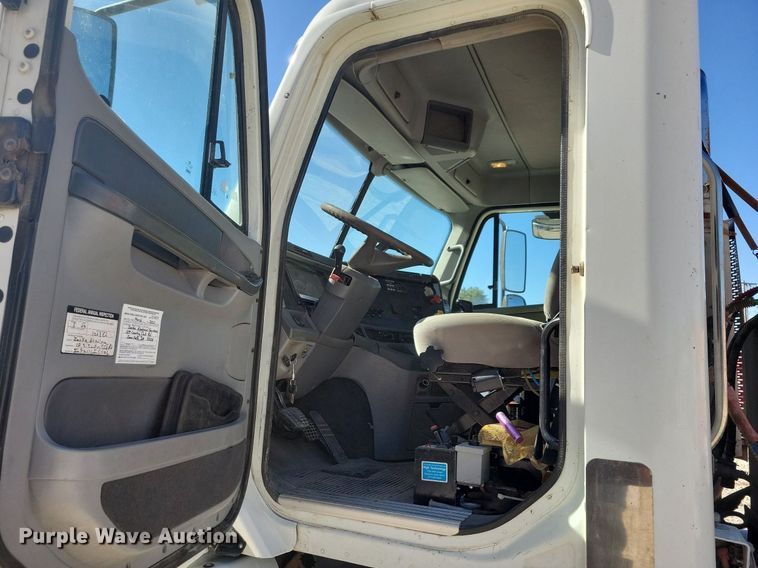 image for item LO9828 2005 Freightliner Columbia  semi truck