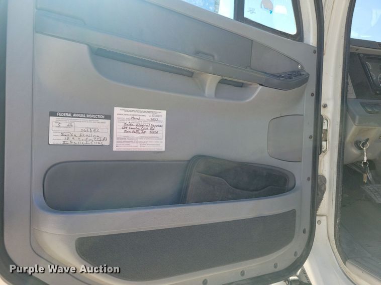 image for item LO9828 2005 Freightliner Columbia  semi truck