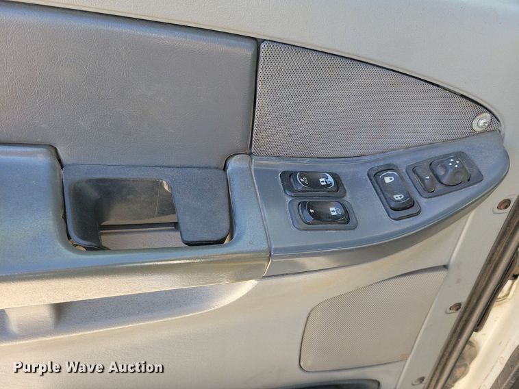 image for item LO9828 2005 Freightliner Columbia  semi truck