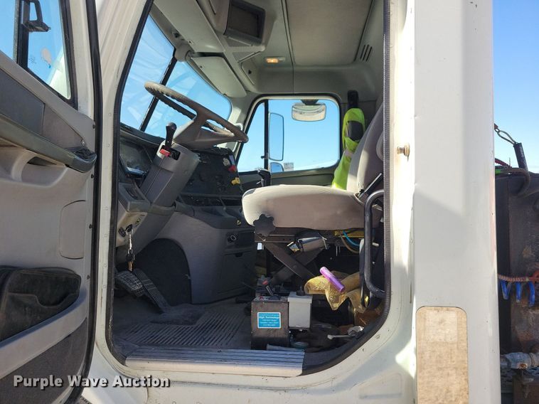 image for item LO9828 2005 Freightliner Columbia  semi truck