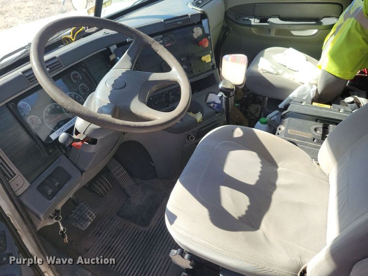 image for item LO9828 2005 Freightliner Columbia  semi truck