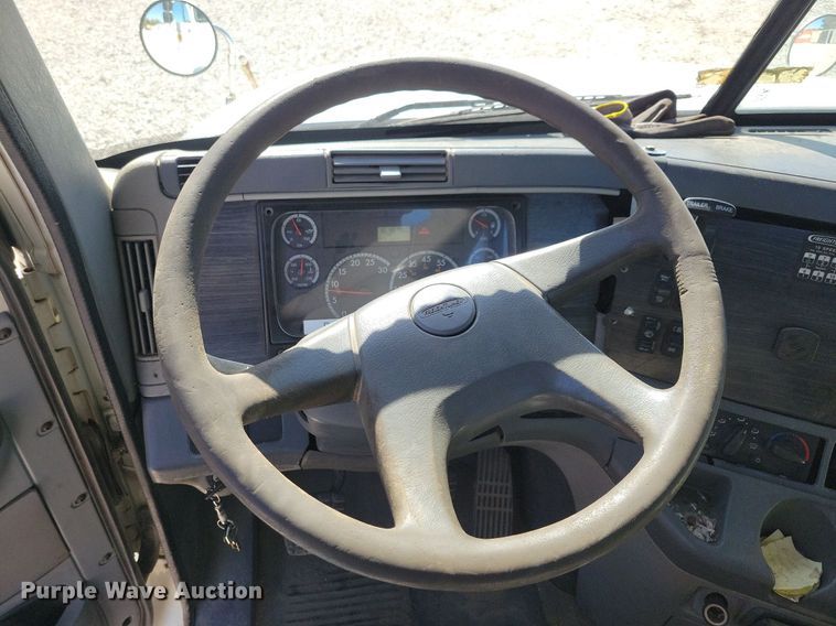 image for item LO9828 2005 Freightliner Columbia  semi truck