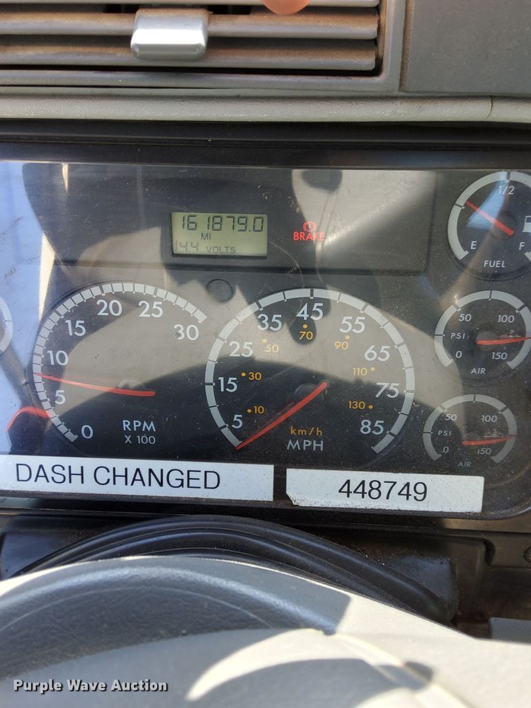 image for item LO9828 2005 Freightliner Columbia  semi truck