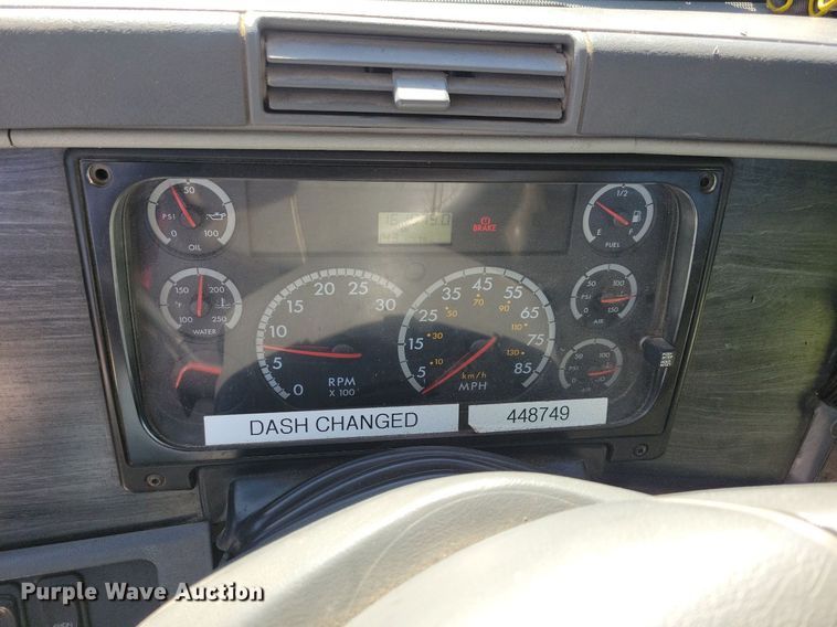 image for item LO9828 2005 Freightliner Columbia  semi truck