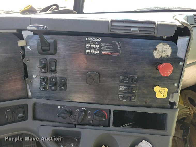 image for item LO9828 2005 Freightliner Columbia  semi truck