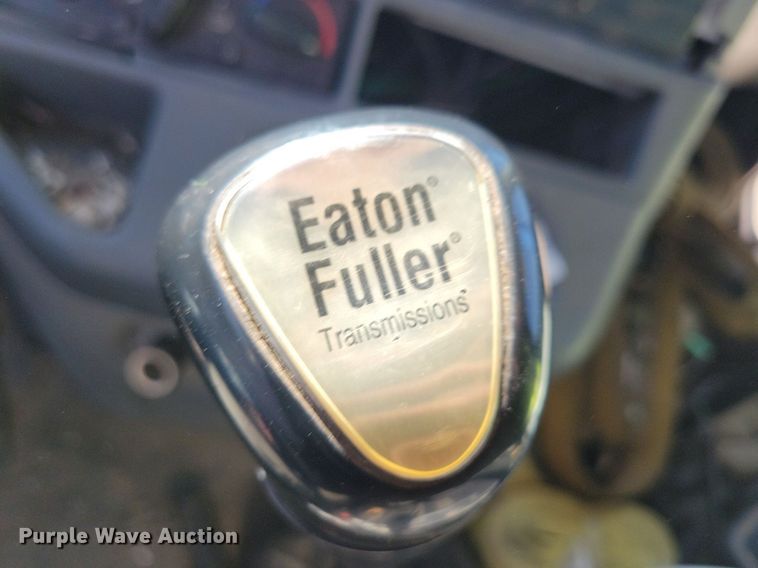 image for item LO9828 2005 Freightliner Columbia  semi truck