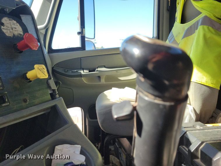 image for item LO9828 2005 Freightliner Columbia  semi truck