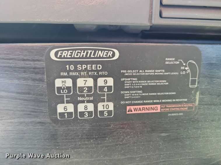 image for item LO9828 2005 Freightliner Columbia  semi truck