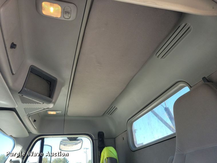 image for item LO9828 2005 Freightliner Columbia  semi truck