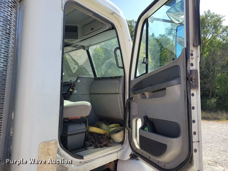 image for item LO9828 2005 Freightliner Columbia  semi truck