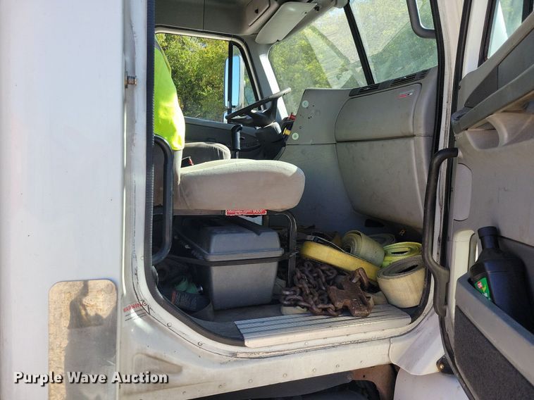 image for item LO9828 2005 Freightliner Columbia  semi truck