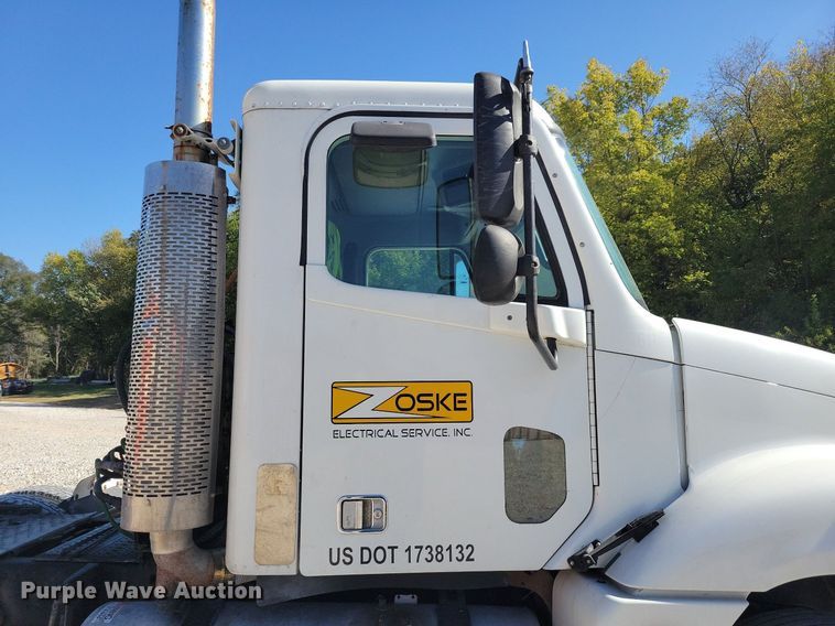 image for item LO9828 2005 Freightliner Columbia  semi truck