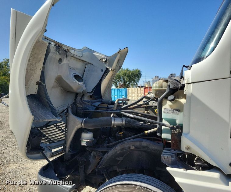 image for item LO9828 2005 Freightliner Columbia  semi truck