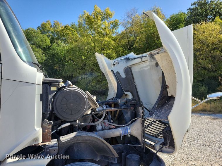 image for item LO9828 2005 Freightliner Columbia  semi truck