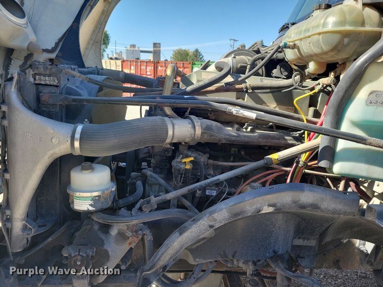 image for item LO9828 2005 Freightliner Columbia  semi truck