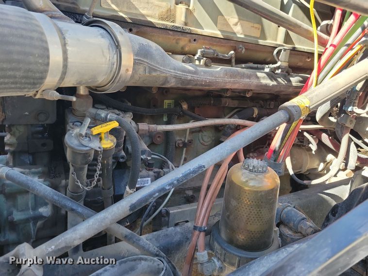 image for item LO9828 2005 Freightliner Columbia  semi truck