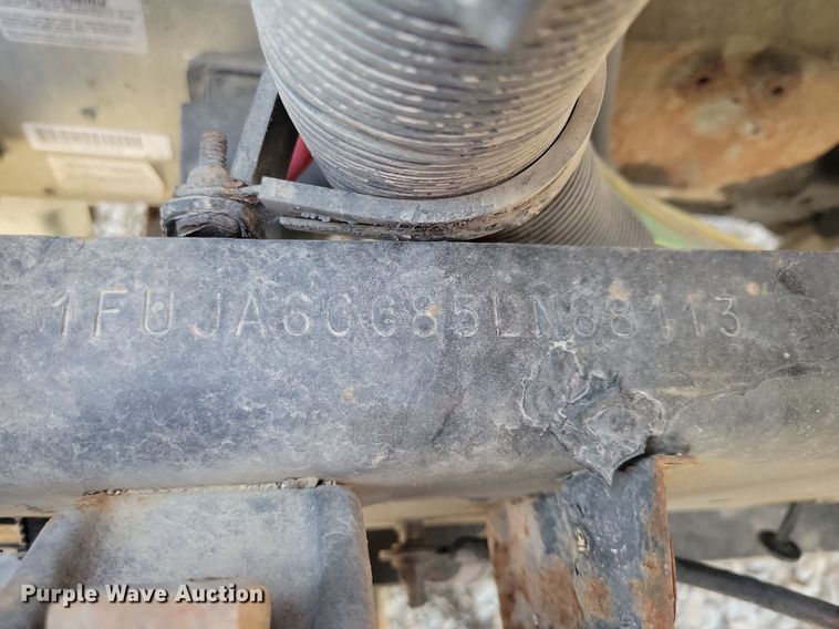 image for item LO9828 2005 Freightliner Columbia  semi truck