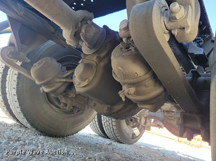 image for item LO9828 2005 Freightliner Columbia  semi truck