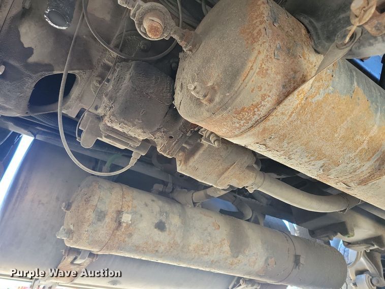 image for item LO9828 2005 Freightliner Columbia  semi truck