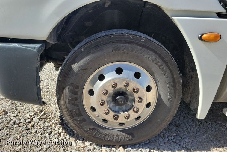 image for item LO9828 2005 Freightliner Columbia  semi truck