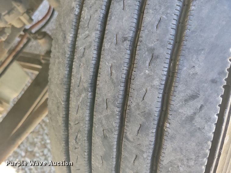 image for item LO9828 2005 Freightliner Columbia  semi truck