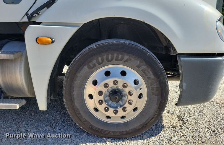 image for item LO9828 2005 Freightliner Columbia  semi truck