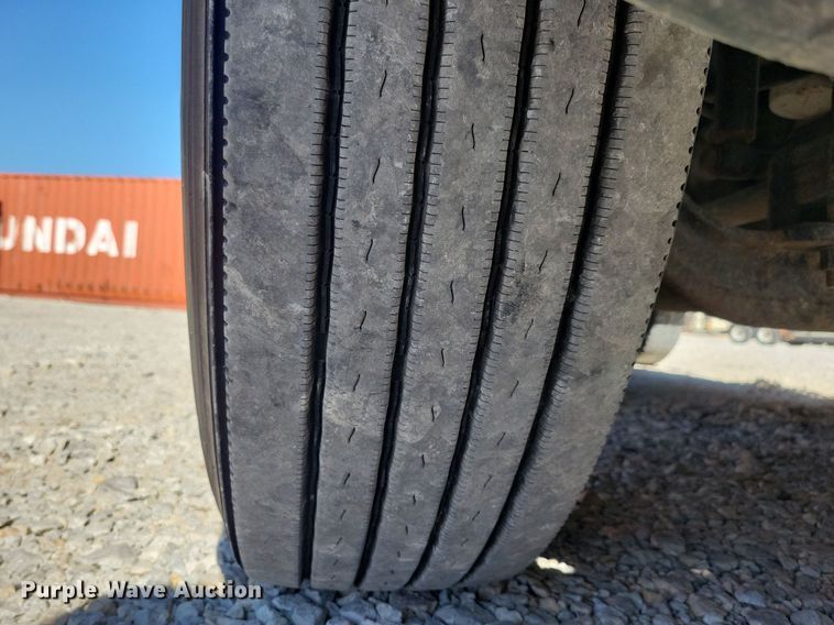 image for item LO9828 2005 Freightliner Columbia  semi truck