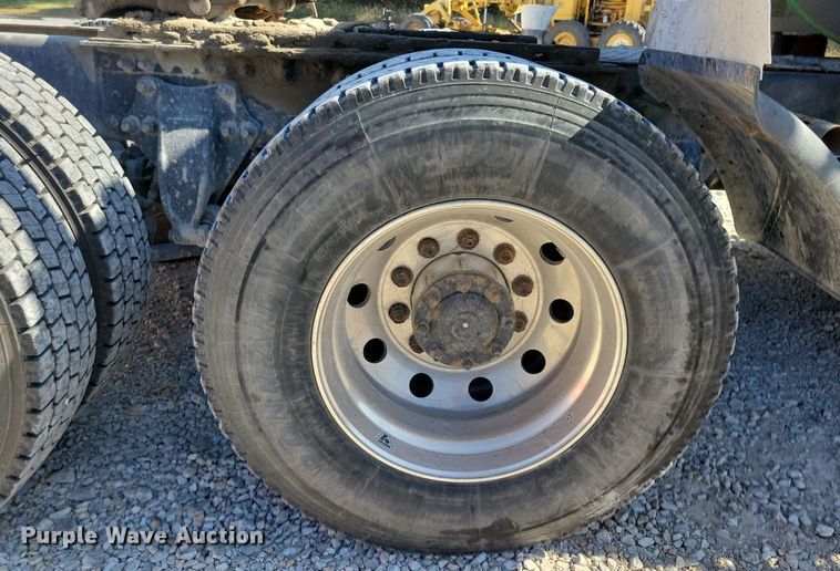 image for item LO9828 2005 Freightliner Columbia  semi truck