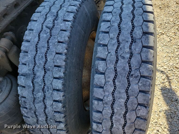 image for item LO9828 2005 Freightliner Columbia  semi truck