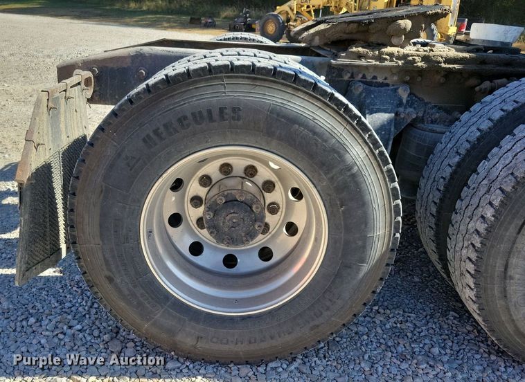 image for item LO9828 2005 Freightliner Columbia  semi truck