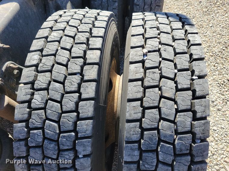 image for item LO9828 2005 Freightliner Columbia  semi truck