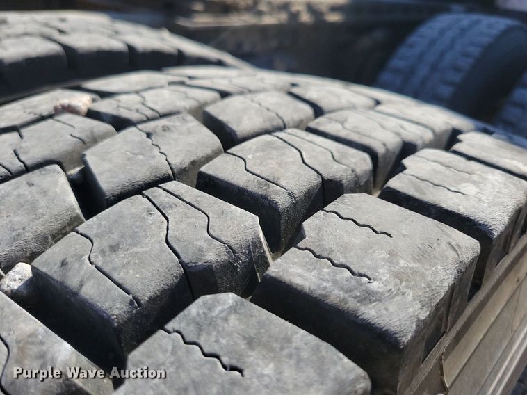 image for item LO9828 2005 Freightliner Columbia  semi truck