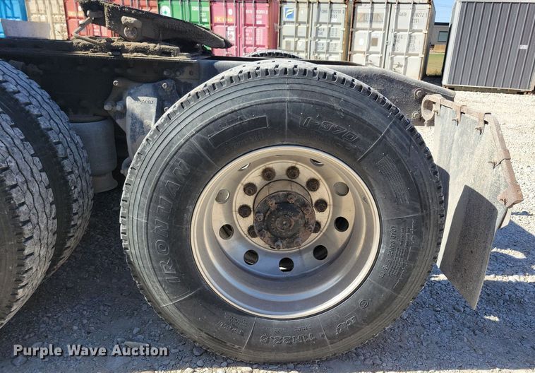 image for item LO9828 2005 Freightliner Columbia  semi truck