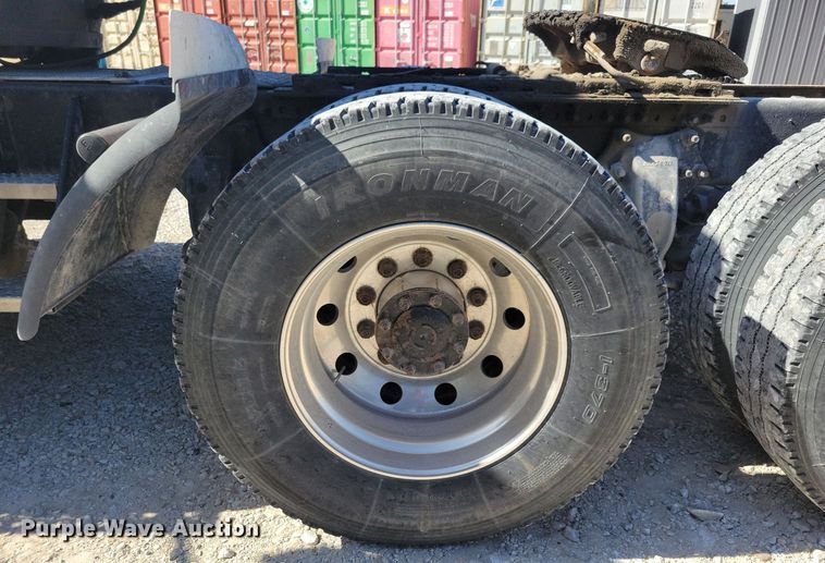 image for item LO9828 2005 Freightliner Columbia  semi truck