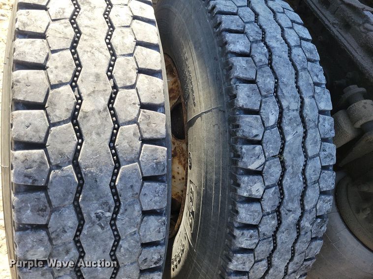 image for item LO9828 2005 Freightliner Columbia  semi truck