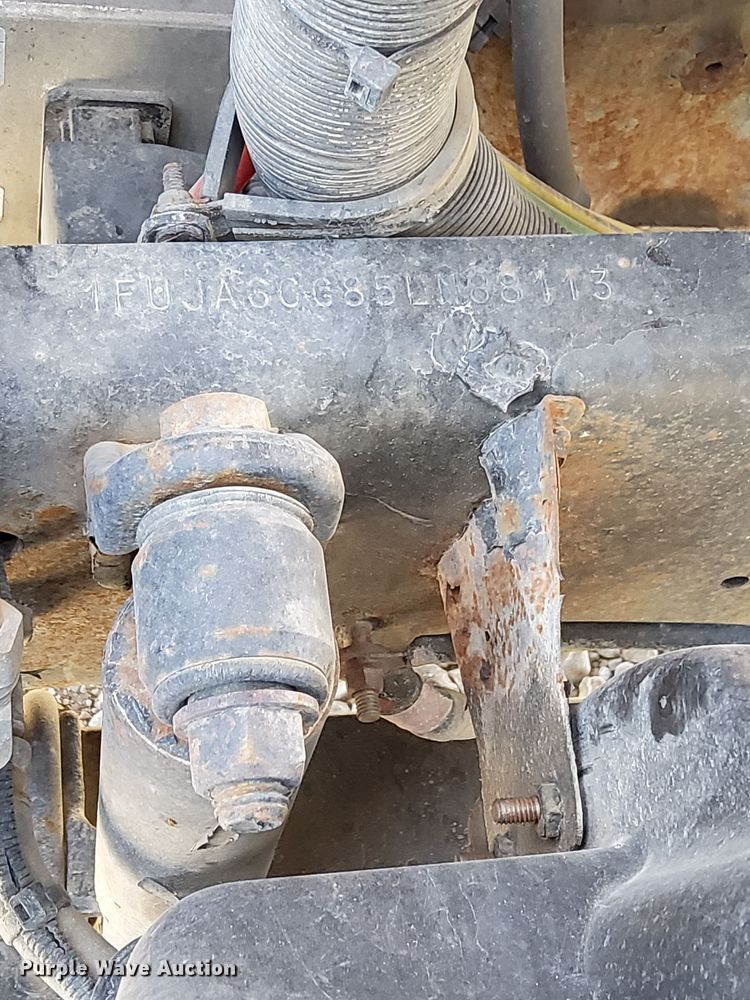 image for item LO9828 2005 Freightliner Columbia  semi truck