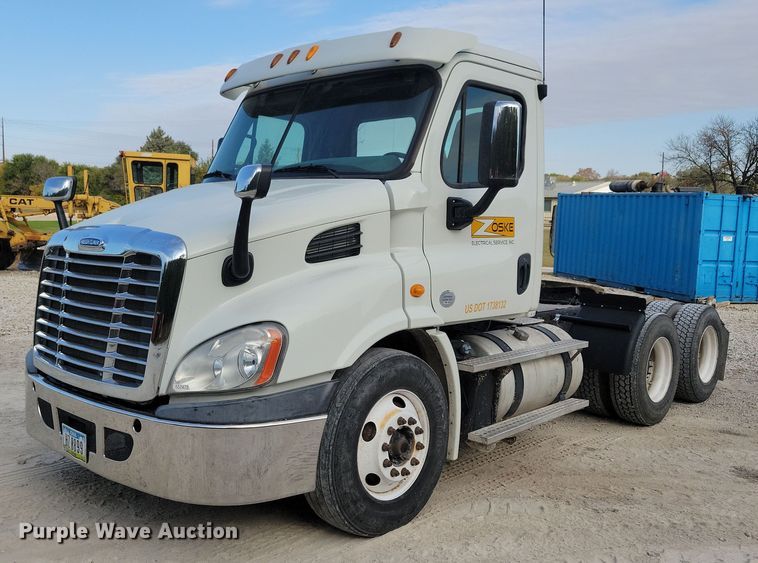 image for item LO9829 2014 Freightliner  Cascadia semi truck