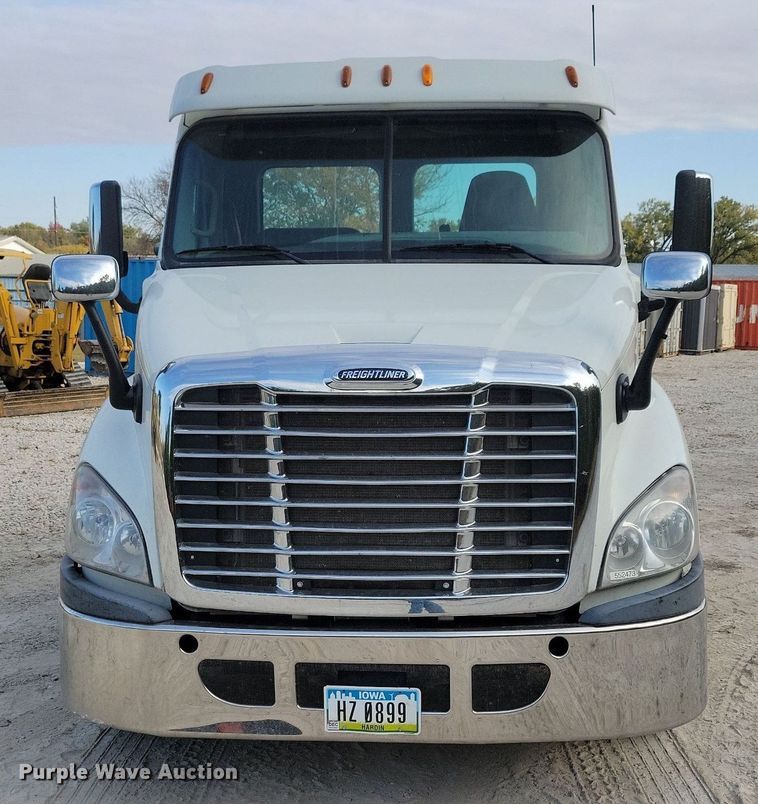 image for item LO9829 2014 Freightliner  Cascadia semi truck