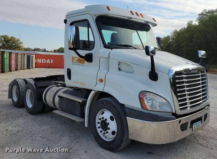 image for item LO9829 2014 Freightliner  Cascadia semi truck