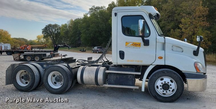 image for item LO9829 2014 Freightliner  Cascadia semi truck